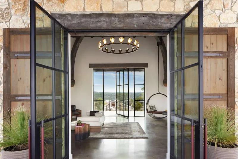   שתי דלתות זכוכית נפתחות לחדר אבן באתר הנופש מירוואל.