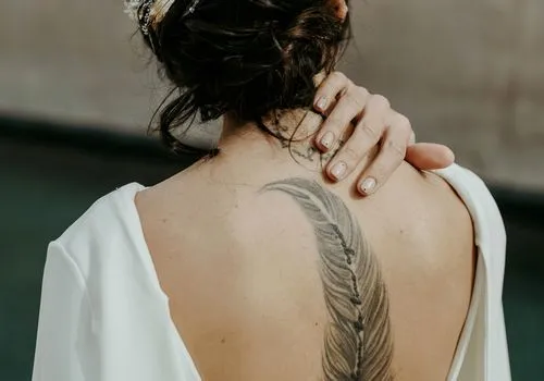 16 Mal Tattoos machten total einen Brautlook