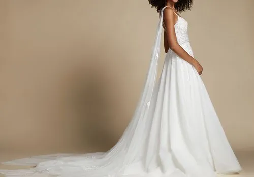 Ti Adora od Allison Webb Svatební šaty podle sezóny