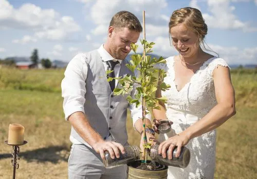 Hoe u uw huwelijk viert met een ceremonie voor het planten van bomen