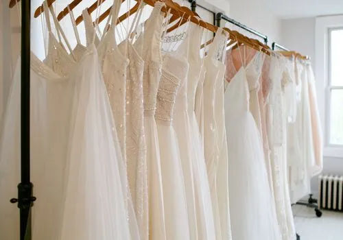 Примерна продажба на сватбена рокля: 10 съвета за пазаруване, които всички булки трябва да знаят
