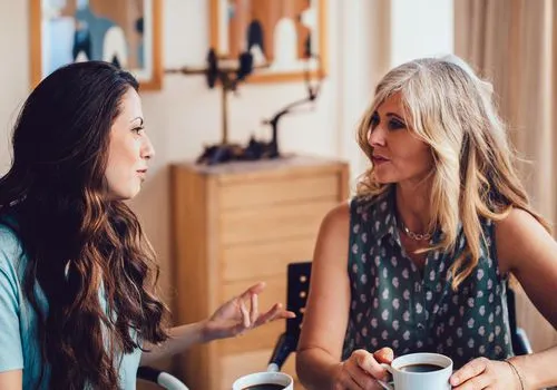 8 fantastici argomenti di conversazione abbastanza sicuri da discutere con i tuoi suoceri