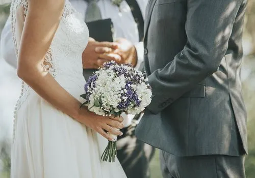 Мрежни венчаници који се венчају партнери са Зоом-ом нуде виртуелне церемоније венчања