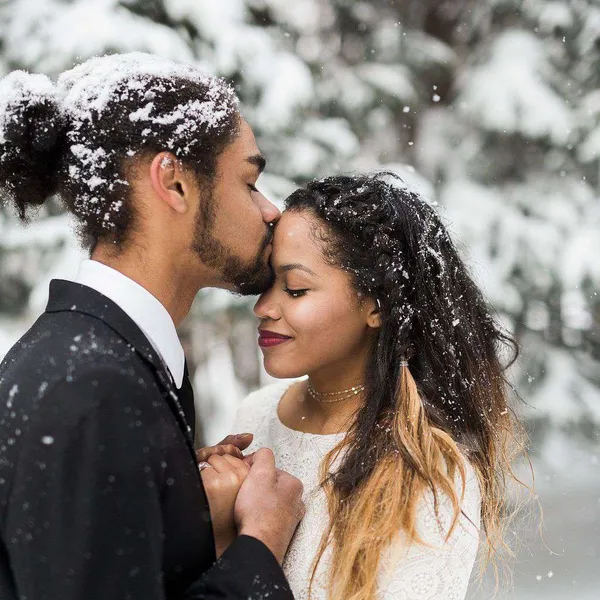 14 mariées qui avaient l'air vraiment rêveuses lors de leurs mariages d'hiver