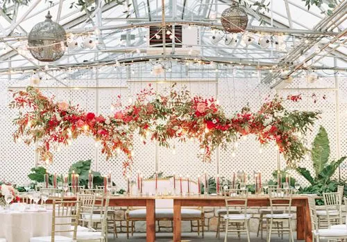 24 bloemenkroonluchters om uw bruiloft een tuinfrisse uitstraling te geven