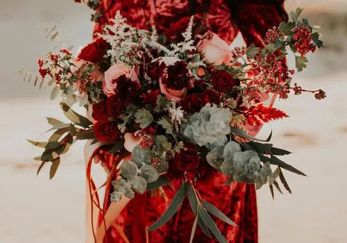 22 Ρομαντικά κόκκινα γαμήλια μπουκέτα