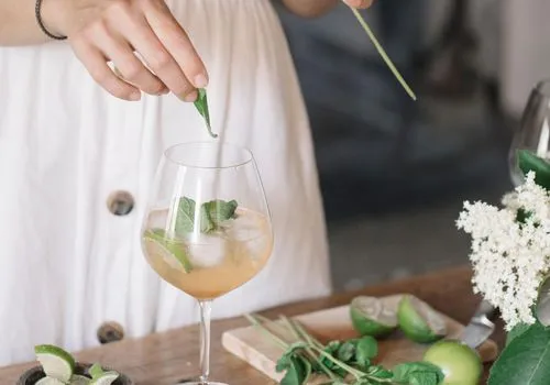 Les meilleures recettes de cocktails au vin pour votre menu de bar de mariage