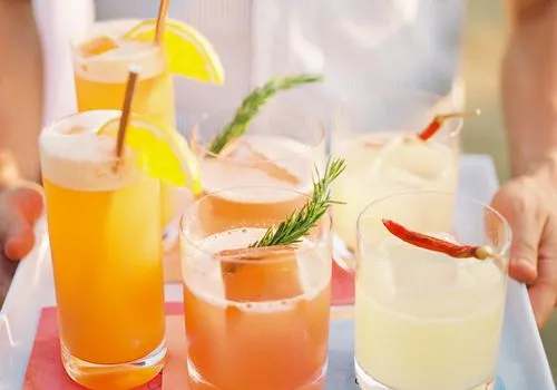 10 superbes recettes de cocktails au gin à servir lors d'un mariage d'été