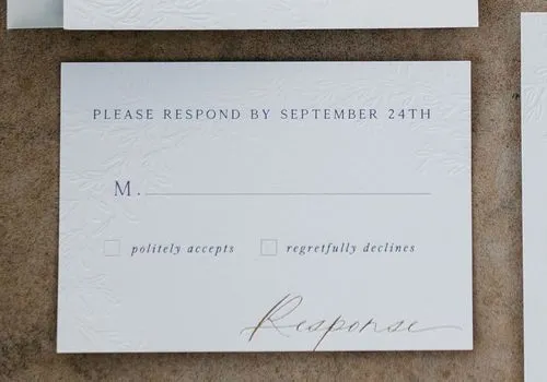 اپنی شادی کے RSVP کارڈ کو کس طرح الفاظ میں بیان کریں