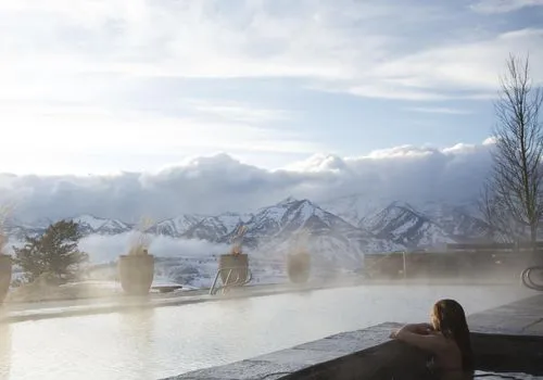 Les bains à remous extérieurs les plus romantiques pour votre lune de miel d'hiver
