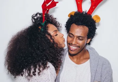 כיצד להפיק את המירב מחג המולד הראשון שלך כזוג