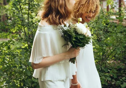 8 lesbische Paare teilen ihre entzückenden (und unwahrscheinlichen!) Liebesgeschichten