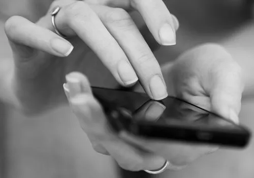Was ist SMS-Angst und wie wirkt sie sich auf Ihre Beziehung aus?