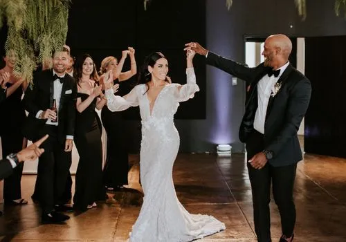 85 puikios paskutinio šokio dainos, kurios užbaigs jūsų vestuves