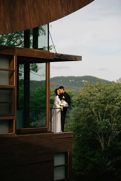   ג'ולי ומיגל מצלמים דיוקנאות במרפסת המשקיפה על הרי ברקשייר