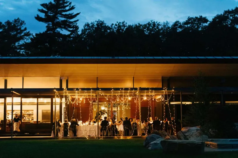  జూలీ మరియు మిగ్యుల్'s guests eating dinner covered on the deck covered in twinkle lights