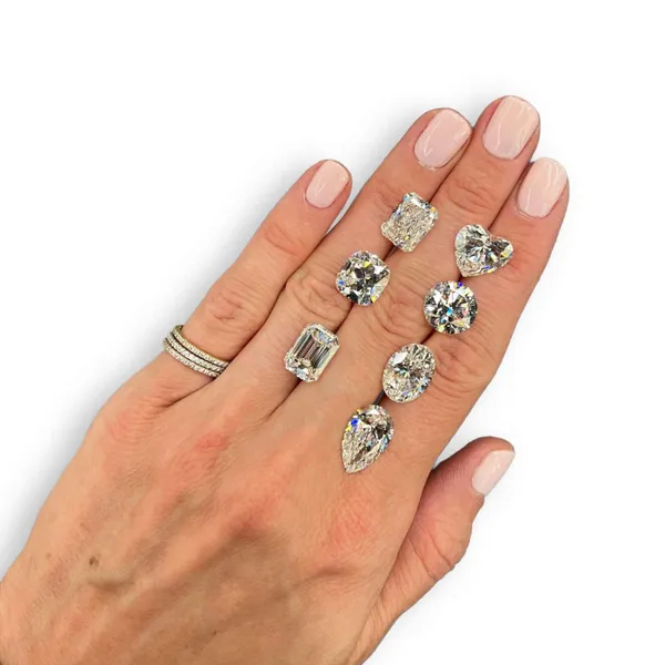   une variété de formes de diamant présentées sur une main pour référence
