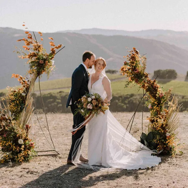 Un mariage d'automne au sommet d'un vignoble en Californie