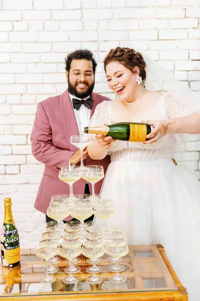   couple verse une tour de champagne