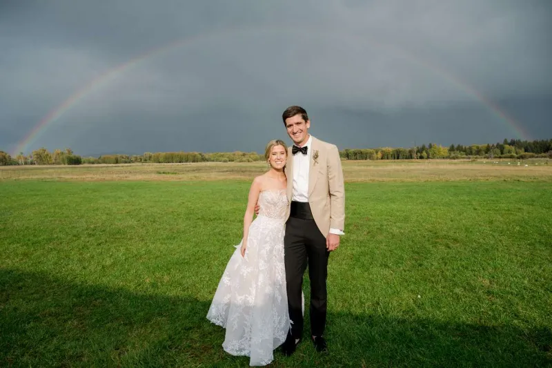   portrait de mariage sous un arc-en-ciel