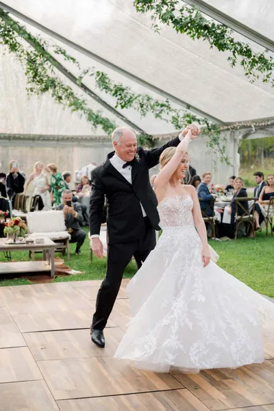   la mariée et son père dansent