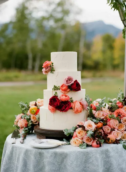  gâteau de mariage avec des fleurs fraîches
