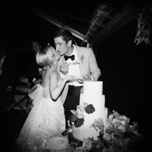   les jeunes mariés coupent le gâteau de mariage