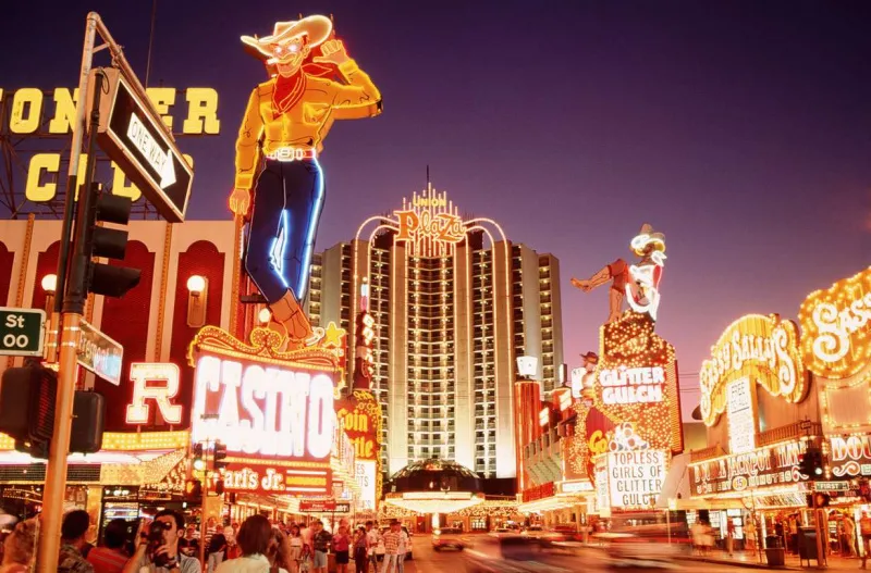   Neoninen cowboy-kasinokyltti Las Vegasissa nauhalla, kuvassa yöllä.