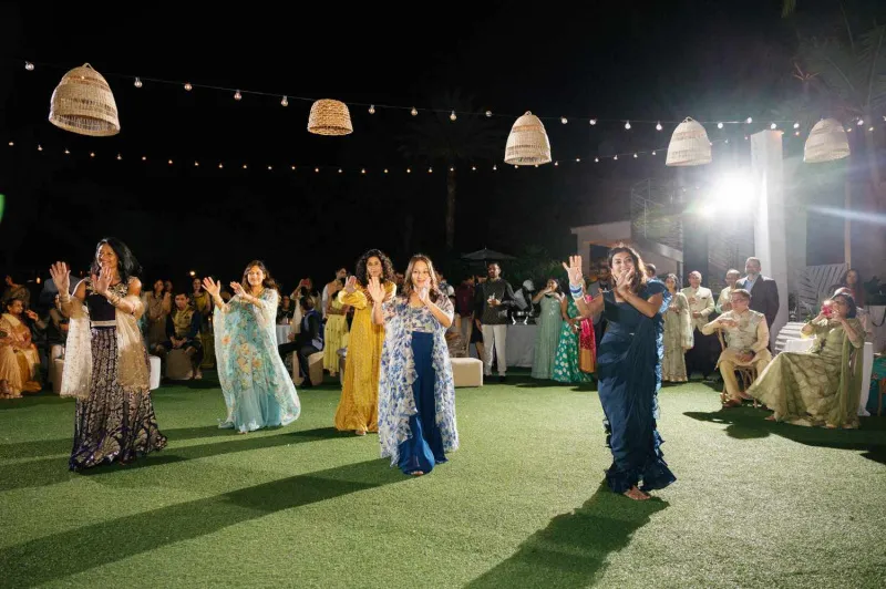   పూనమ్ మరియు ఆనంద్'s family sangeet dances