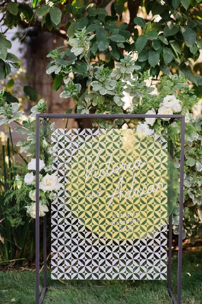   Victoria et Adrien's retro welcome sign with a black and white pattern and a yellow graphic