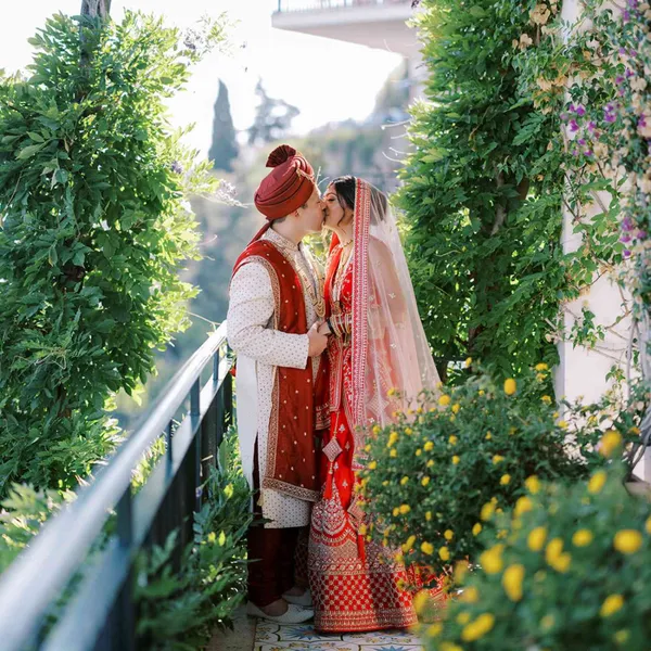 Este casamento no jardim rosa em Amalfi, Itália, combinou as heranças indiana e americana do casal