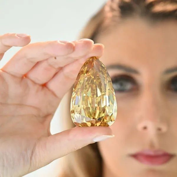   En gul diamant som väger över 300 karat