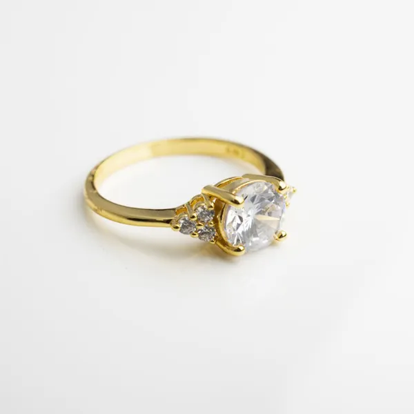 한 커플의 잃어버린 다이아몬드 약혼 반지가 21년 만에 화장실에서 발견되었습니다.
