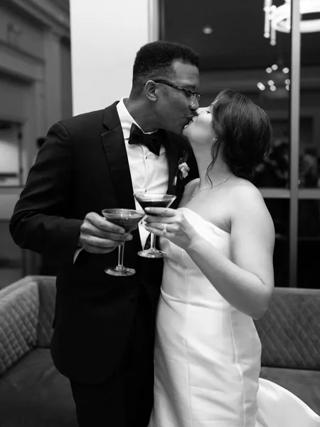   Sarah ja Donovan juovat espresso martinia ja jakavat suudelman