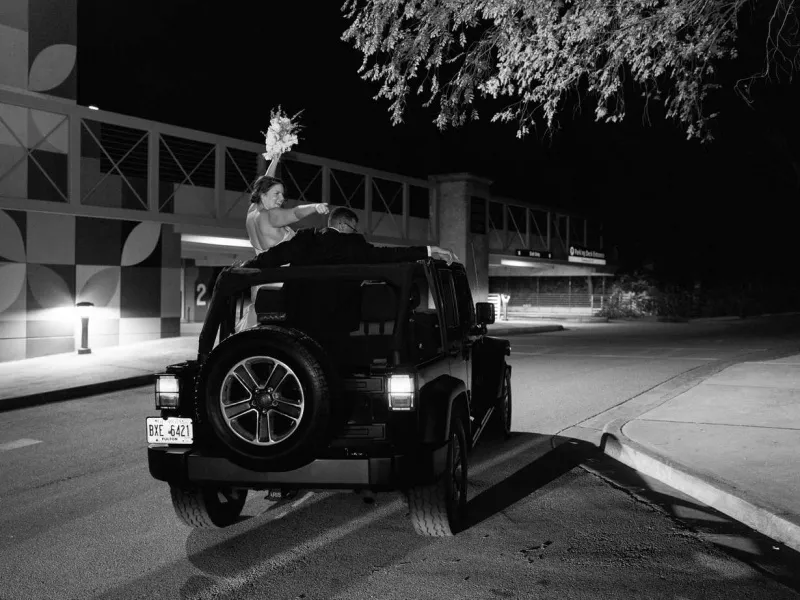   Sarah ja Donovan ratsastavat jeepissään yön päätteeksi