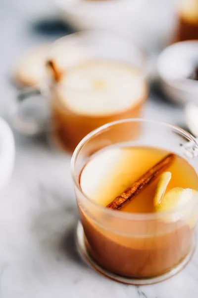   omenasiideri kuuma toddy cocktail