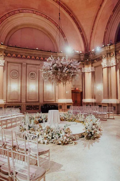   Joanna et Gabe's circular seating arrangement for their ceremony