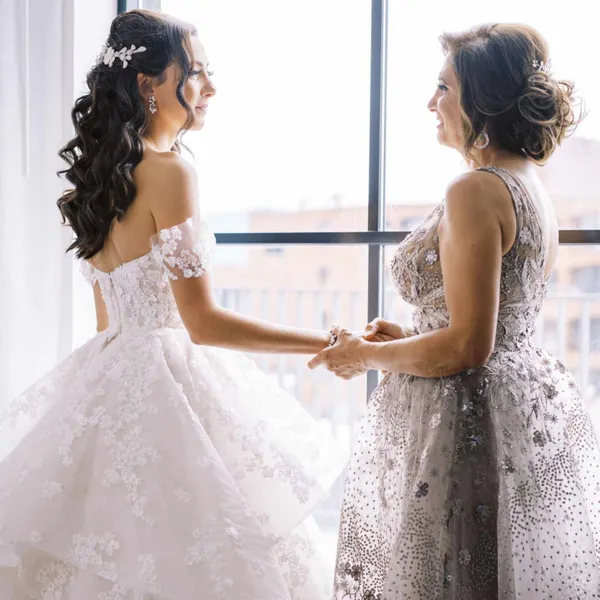 25 robes de mère de mariée en argent qui feront sensation