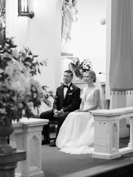   couple sur l'autel pendant la cérémonie