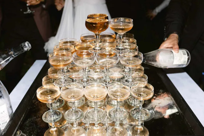   Toranj šampanjca na zabavi nakon vjenčanja.