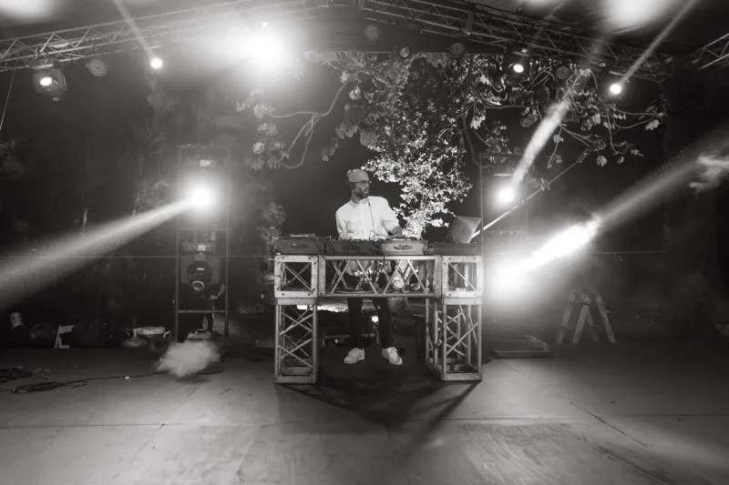   DJ nastupa na after partyju s mašinom za maglu.