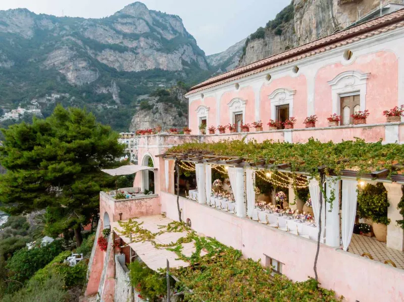   Rosa ja Keith's reception site on a terrace overlooking Amalfi