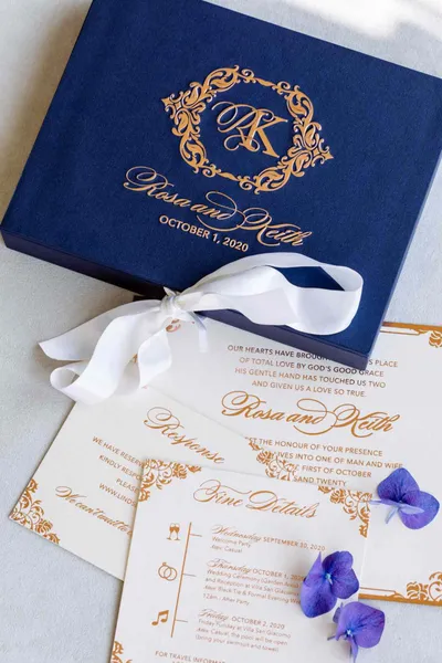   రోసా మరియు కీత్'s glamorous invitations with gold font