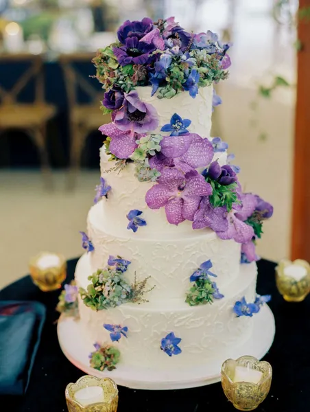   紫の花をあしらったウエディングケーキ