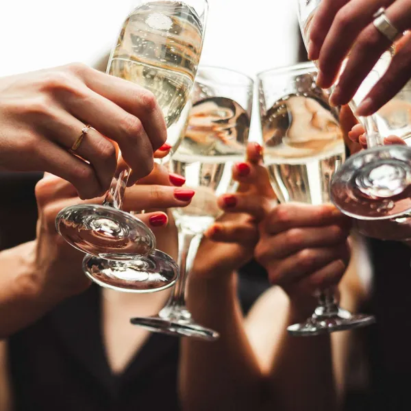   Un groupe de femmes porte un toast avec des verres de champagne lors d'une fête de fiançailles.