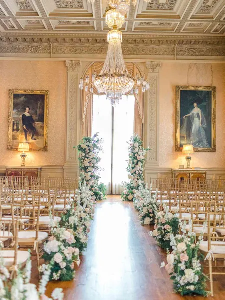   Samantha en Kenny's ceremony setup with a floral-lined aisle and floral arch