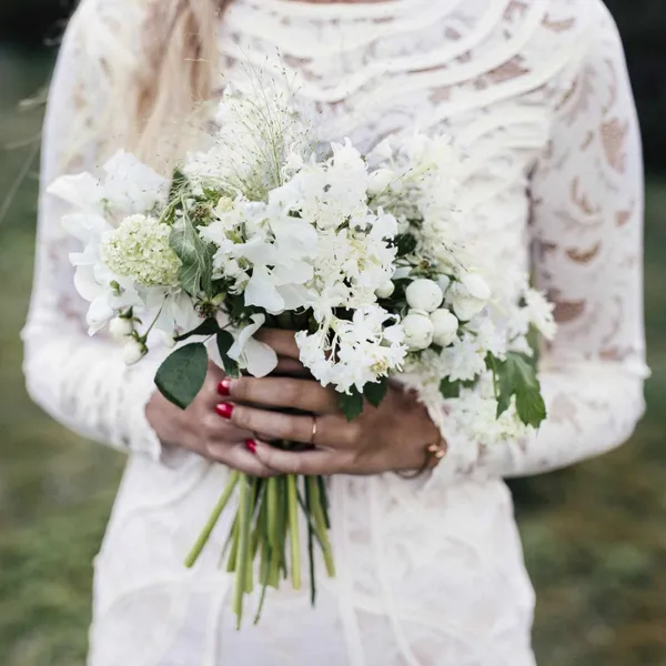 Tyto krajkové svatební šaty Rue de Seine proměnily dva cizince v přátele