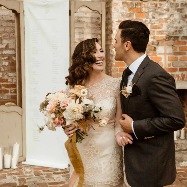   marié et mariée portant un bouquet à la Nouvelle-Orléans