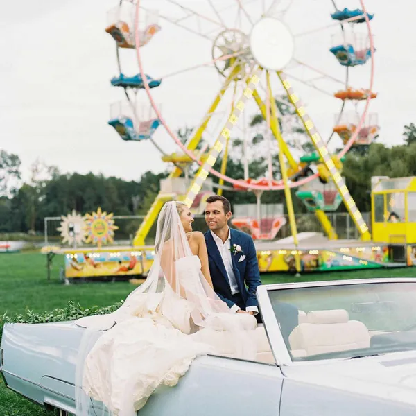 Un mariage lumineux et audacieux avec une grande roue en Virginie