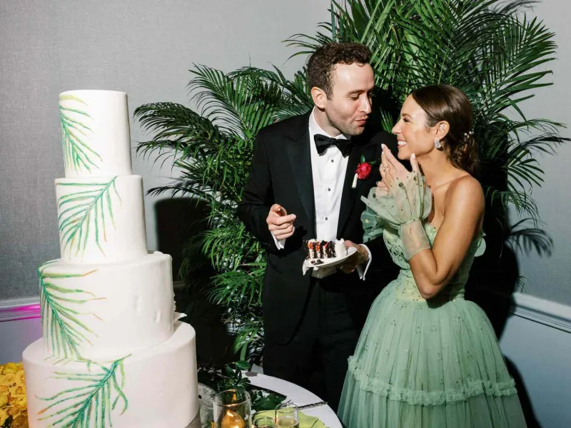   Lindsey Metselaar u zelenoj vintage haljini i Steven Green jedu svadbenu tortu